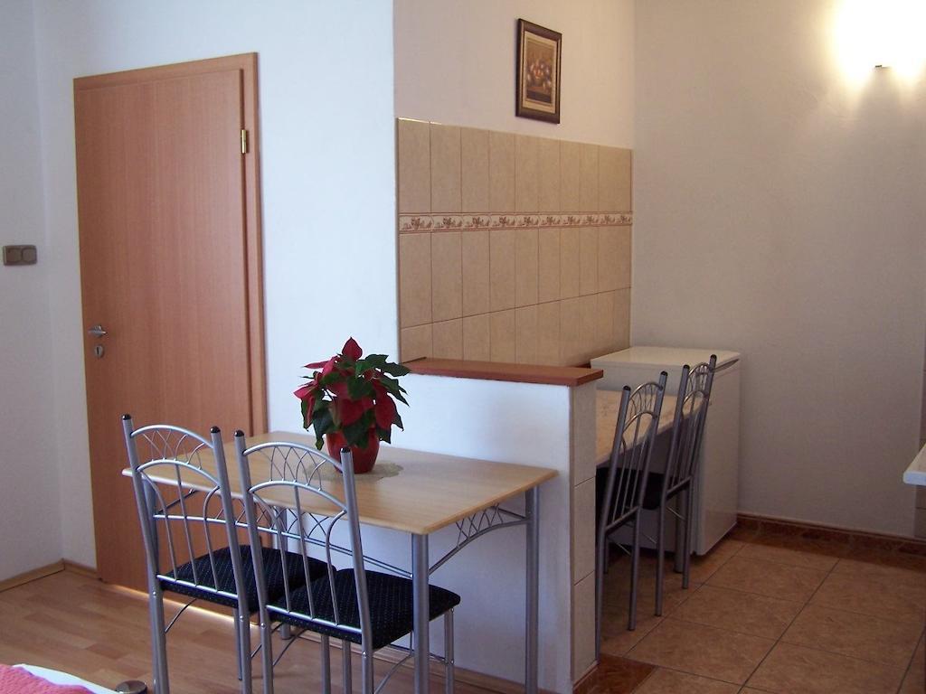 Akacia Apartment - Free Inside Parking, 2 Bedrooms, Garden, Next To Centre Boedapest Kamer foto
