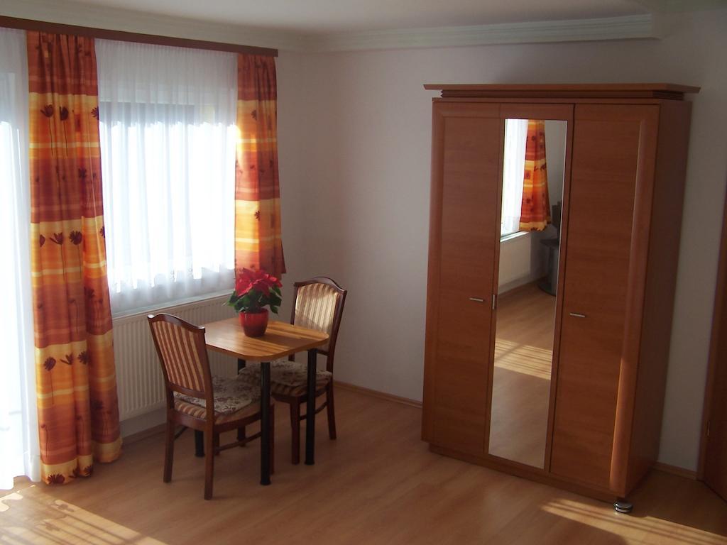 Akacia Apartment - Free Inside Parking, 2 Bedrooms, Garden, Next To Centre Boedapest Kamer foto