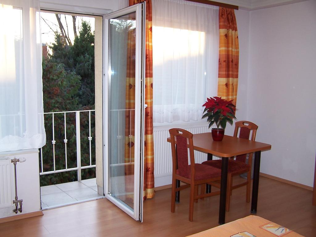 Akacia Apartment - Free Inside Parking, 2 Bedrooms, Garden, Next To Centre Boedapest Kamer foto