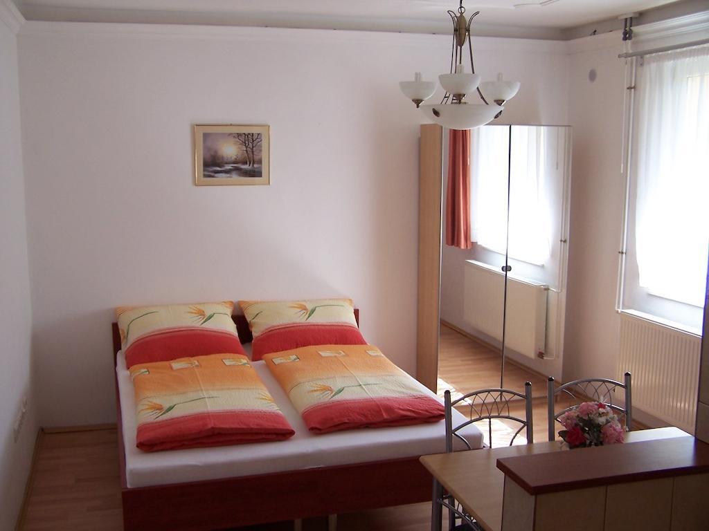 Akacia Apartment - Free Inside Parking, 2 Bedrooms, Garden, Next To Centre Boedapest Kamer foto