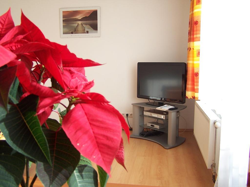 Akacia Apartment - Free Inside Parking, 2 Bedrooms, Garden, Next To Centre Boedapest Kamer foto