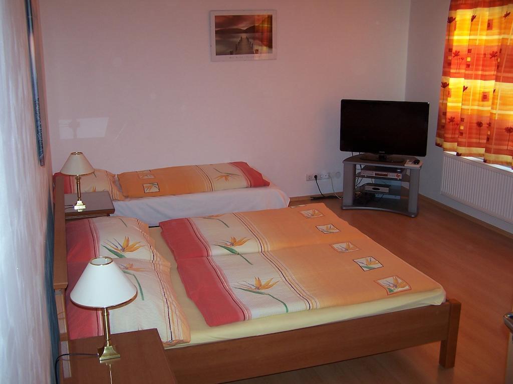 Akacia Apartment - Free Inside Parking, 2 Bedrooms, Garden, Next To Centre Boedapest Kamer foto